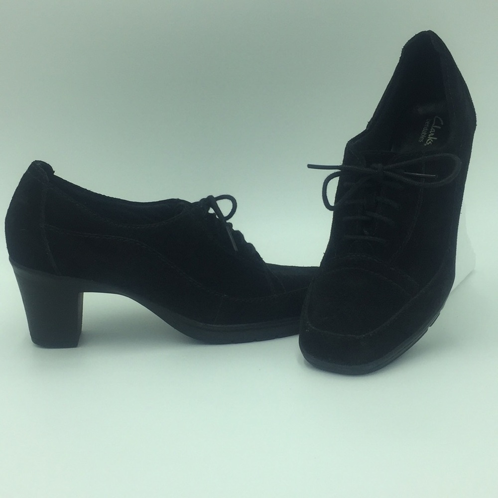 NWOT Clark’s bendables suede lace up booties